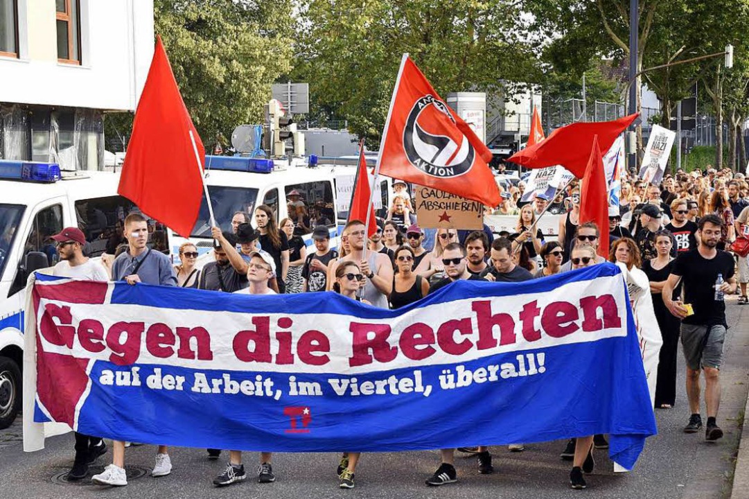 Laut zogen die rund 200 Demonstranten ... Zhringer Strae Richtung Brgerhaus.  | Foto: Thomas Kunz