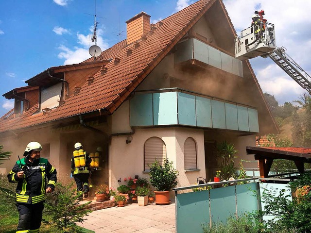 Im Mllerhofweg in Suggental hat es am...e Doppelhaus ist vorerst unbewohnbar.   | Foto: Feuerwehr Waldkirch