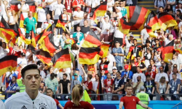 zil hrt vor dem WM-Spiel gegen Sdkorea die Nationalhymne.  | Foto: dpa