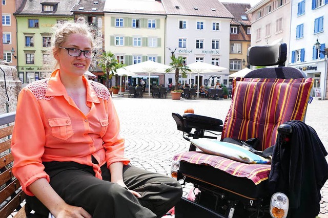Morena Eckert aus Bad Sckingen sucht ... mit dem Anfertigen von Notizen hilft.  | Foto: David Rutschmann