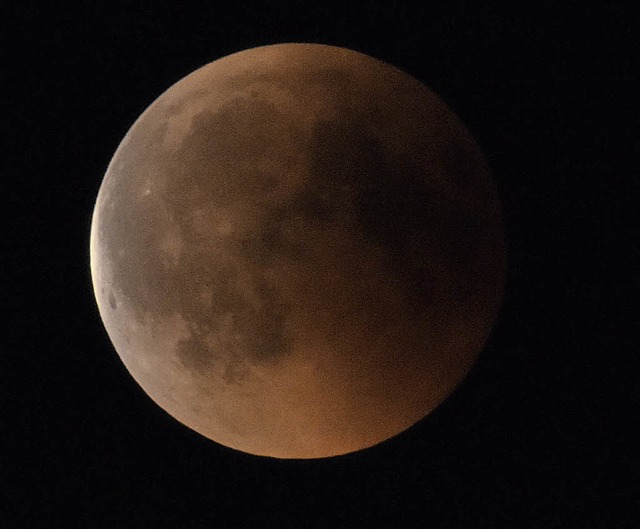 Glutrot und erhaben stand der Mond am ... was  vom Kandel aus gut zu sehen war.  | Foto:  Markus Zimmermann