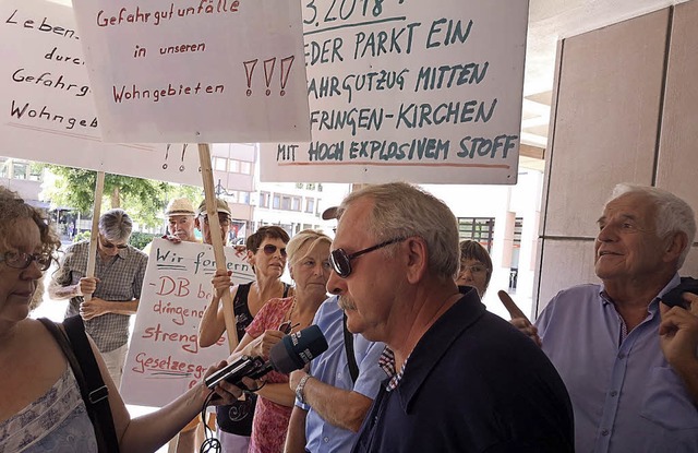 Mahnwache gegen Waggons  mit gefhrlic...die in Wohngebieten abgestellt werden.  | Foto: Fotos: SPD/Gemeinde Efringen-Kirchen