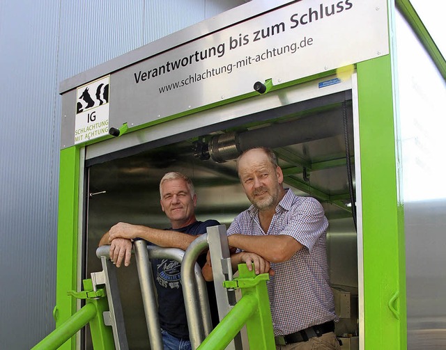 Peter Brandmeier (links) und Thomas Ma...achtung im Haltungsbetrieb ermglicht.  | Foto:  Christine Speckner