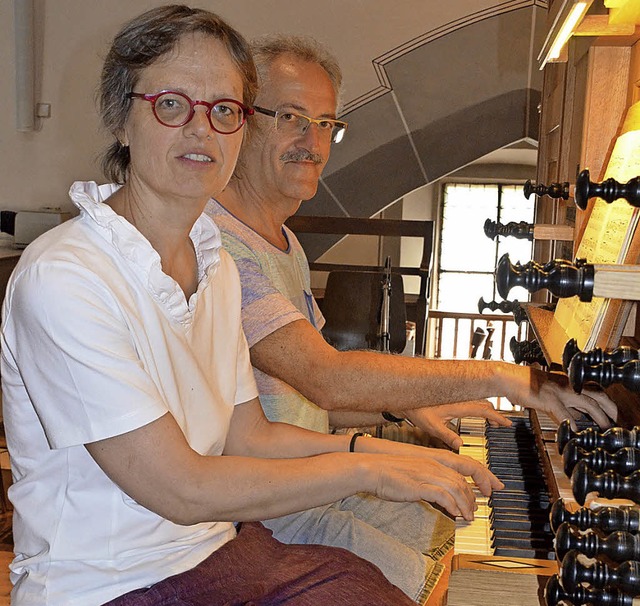 Christiane Lux und Gerhard Gnann an de... des bekannten Schweizer Orgelbauers.   | Foto:  heg