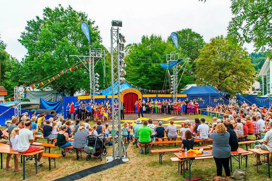 Den Zuschauerinnen und Zuschauern boten die Amateurartisten des Circus Paletti am Samstag bei zwei Aufführungen ausgezeichnete Unterhaltung. (Foto: Olaf Michel) Den Zuschauerinnen und Zuschauern boten die Amateurartisten des Circus Paletti am Samstag bei zwei Aufführungen ausgezeichnete Unterhaltung. (Foto: Olaf Michel)