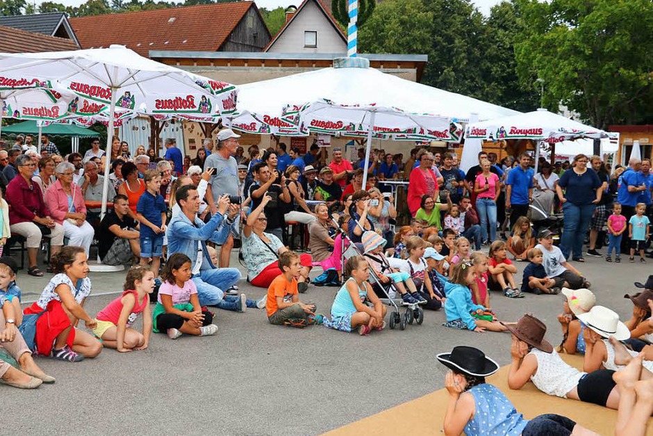 Die Leistungsturnerinnen des TuS versammelten mit ihren spektakulären Tänzen eine große Fangemeinde vor den Bühnen. (Foto: Martha Weishaar) Die Leistungsturnerinnen des TuS versammelten mit ihren spektakulären Tänzen eine große Fangemeinde vor den Bühnen. (Foto: Martha Weishaar)