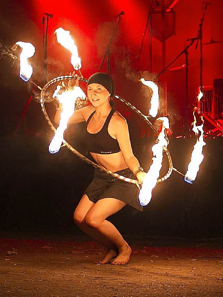 Feuershow von Chandra Whitchfire am Freitagabend in der Allee