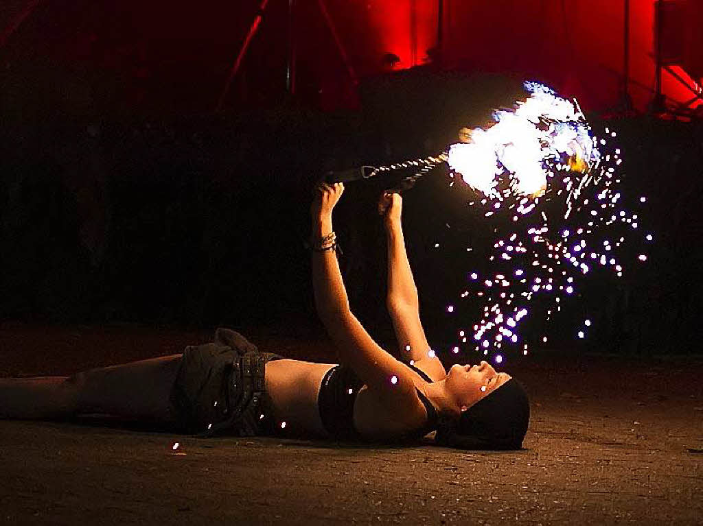 Feuershow von Chandra Whitchfire am Freitagabend in der Allee