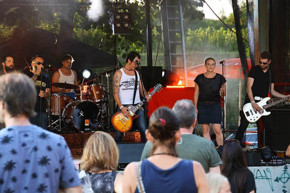 Die Shitstorm Surfers aus Emmendingen eröffneten das Programm am Freitagabend. (Foto: Christiane Franz) Die Shitstorm Surfers aus Emmendingen eröffneten das Programm am Freitagabend. (Foto: Christiane Franz)