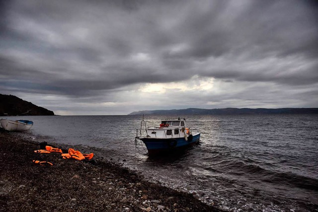 Am Strand der griechischen Insel Lesbo... &#8211; andere gehen unterwegs unter.  | Foto: AFP
