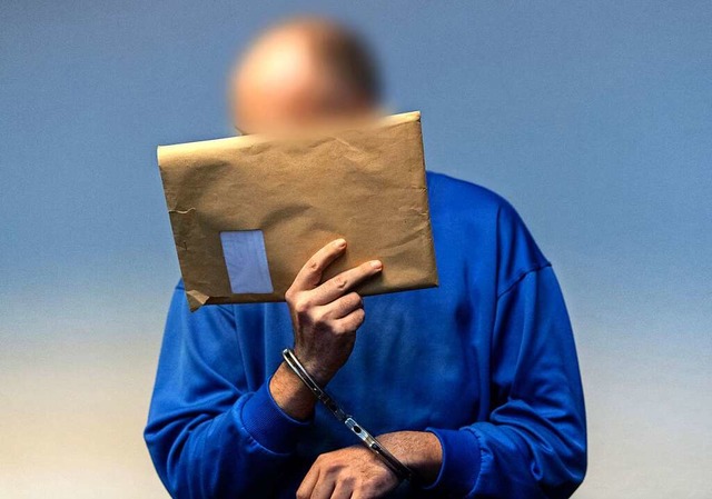 Markus K. versteckt sein Gesicht vor den Fotografen.  | Foto: dpa