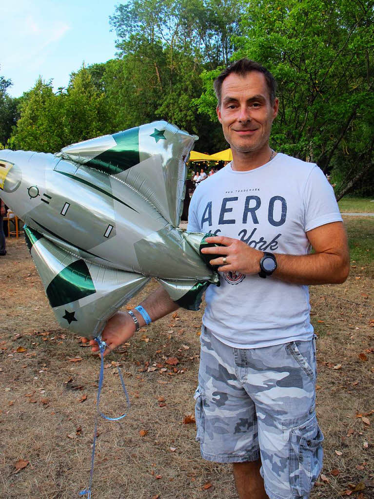 Die Gste und Helfer waren richtig guter Laune. Dieser Gast trug passen zum Aero-Luftballon auch noch das Aero-T-Shirt.