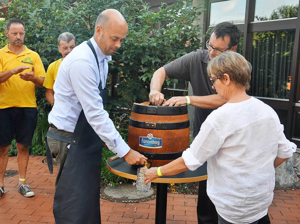 Spa beim Fassanstich mit Brgermeister Carsten Vogelpohl  - beim dritten Schlag floss das Bier fr die Vereinsvertreter vom VfR Bad Bellingen, Musikverein Bad Bellingen, der Baracke Rheinweiler und den Bogdemolli.