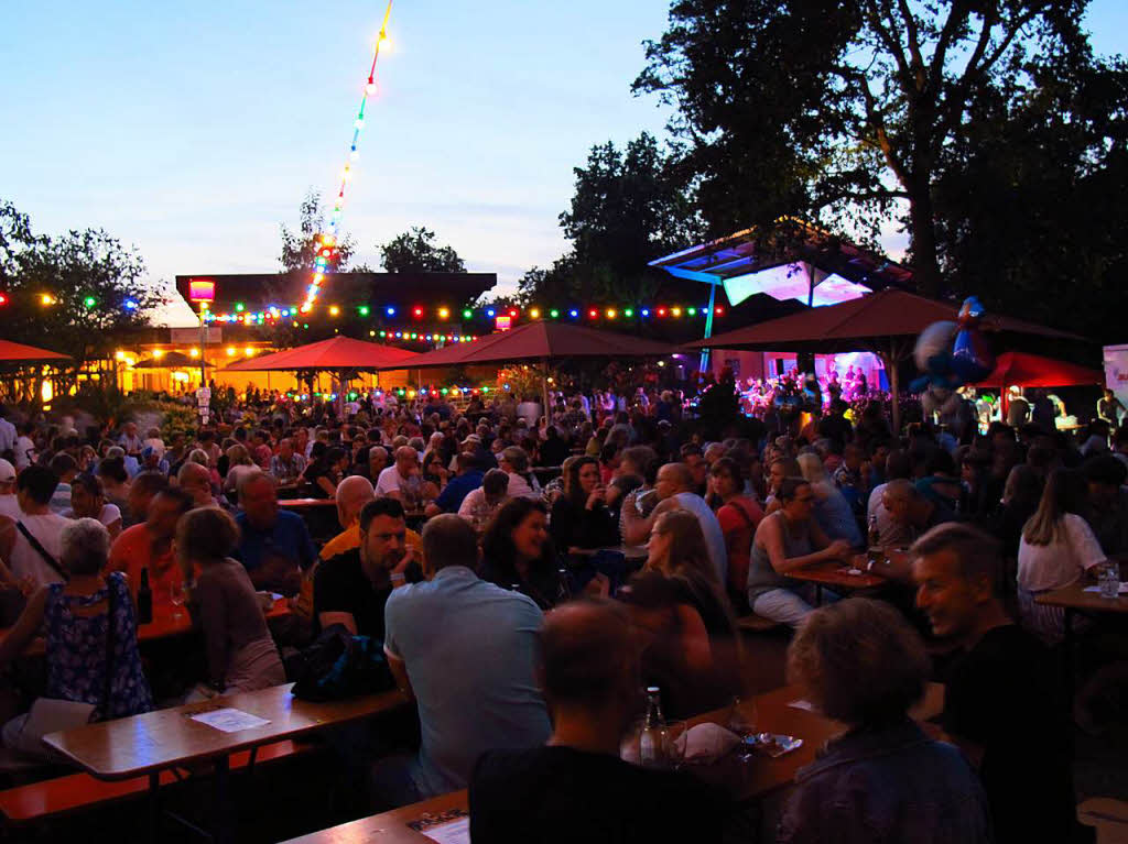 Stimmung im Kurpark nach Anbruch der Dmmerung - jetzt kamen die schnen Belechtungselemente voll zur Geltung.