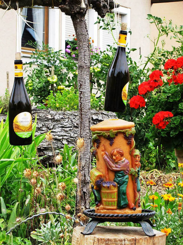 Nordweiler Weinfest: Phantasievoll gestalteter Weinfestschmuck ziert die Dorfstraen