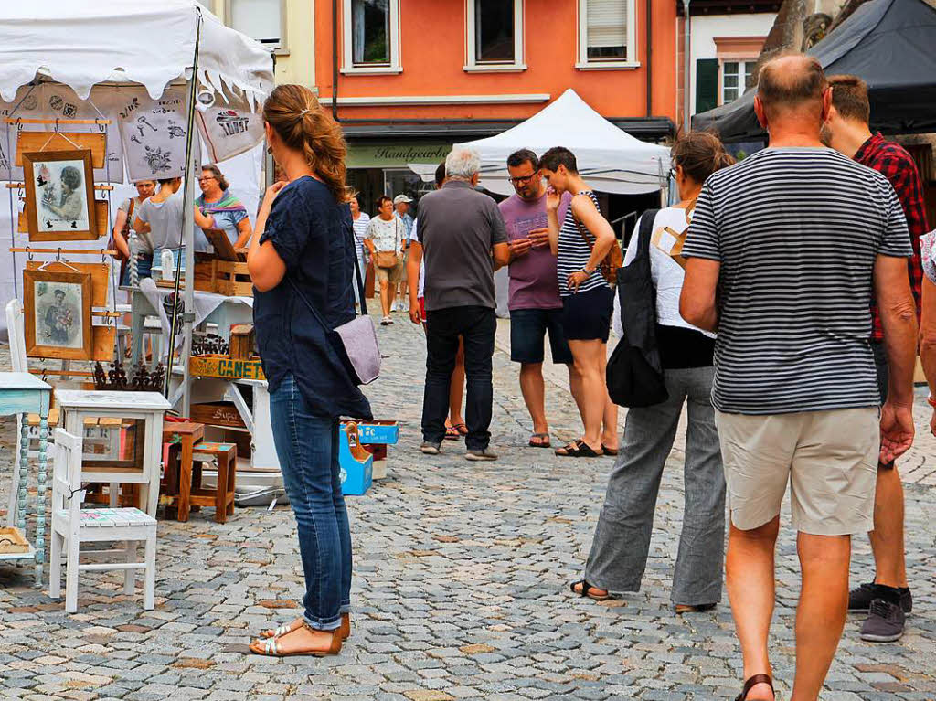 Eine enorme Vielfalt an Materialien, Produkten und Ideen prgte das Angebot beim Markt fr Kunst, Kunsthandwerk und Design auf dem historischen Marktplatz  der Stadt.