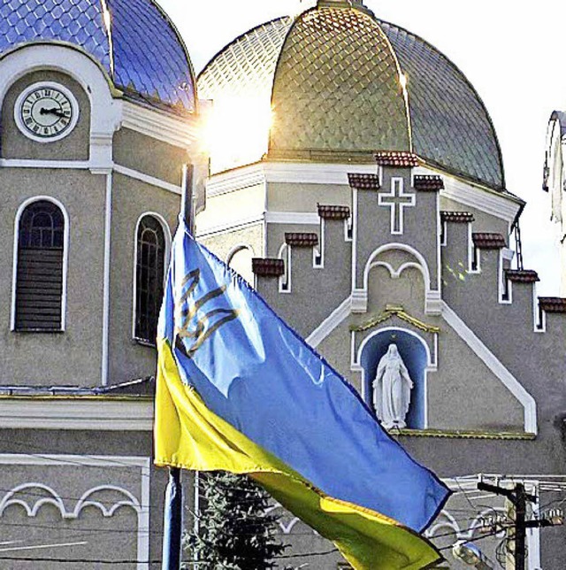 Kirche mit Nationalflagge im ukrainischen Lemberg   | Foto: Arnegger