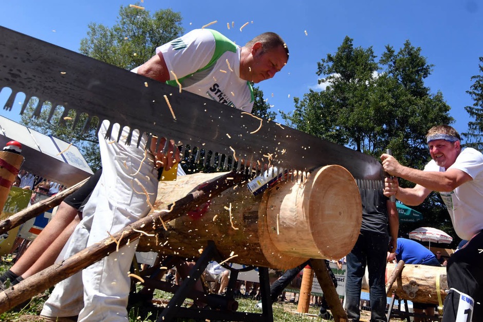 Kraft und Technik zählen bei den Wettkämpfen der Holzfäller, die viele Zuschauer interessiert verfolgten. (Foto: Wolfgang Künstle) Kraft und Technik zählen bei den Wettkämpfen der Holzfäller, die viele Zuschauer interessiert verfolgten. (Foto: Wolfgang Künstle)