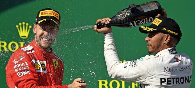 Champagnerdusche fr den Zweitplatzier...Budapest eine alkoholische Abkhlung.   | Foto: AFP