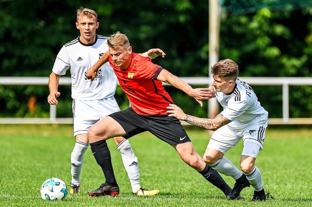 Eine Bank in der Ballbehauptung: Torj...Fixpunkt im Rheinfelder Angriffsspiel.  | Foto: Gerd Grndl