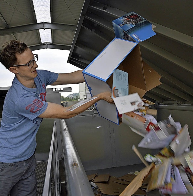 Florian (links) entsorgt Kartons und L...en gefllt der neue Recyclinghof gut.   | Foto: Gollin