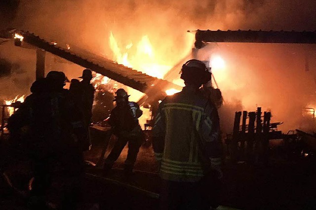 Die Flammen waren schon bei der Anfahrt zu sehen.   | Foto: Feuerwehr Emmendingen