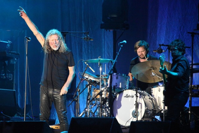 Robert Plant und Band auf dem Alten Marktplatz  | Foto: Barbara Ruda