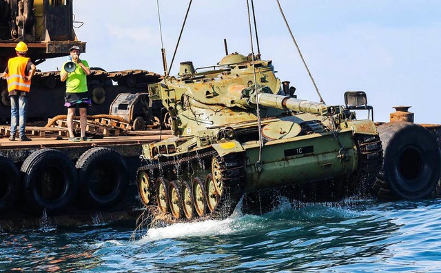 Ein Panzer wird versenkt.   | Foto: AFP