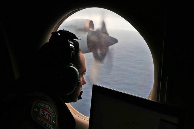 Ein Soldat der Royal Australian Air Fo... der Malaysia Airlines von Flug MH370.  | Foto: dpa