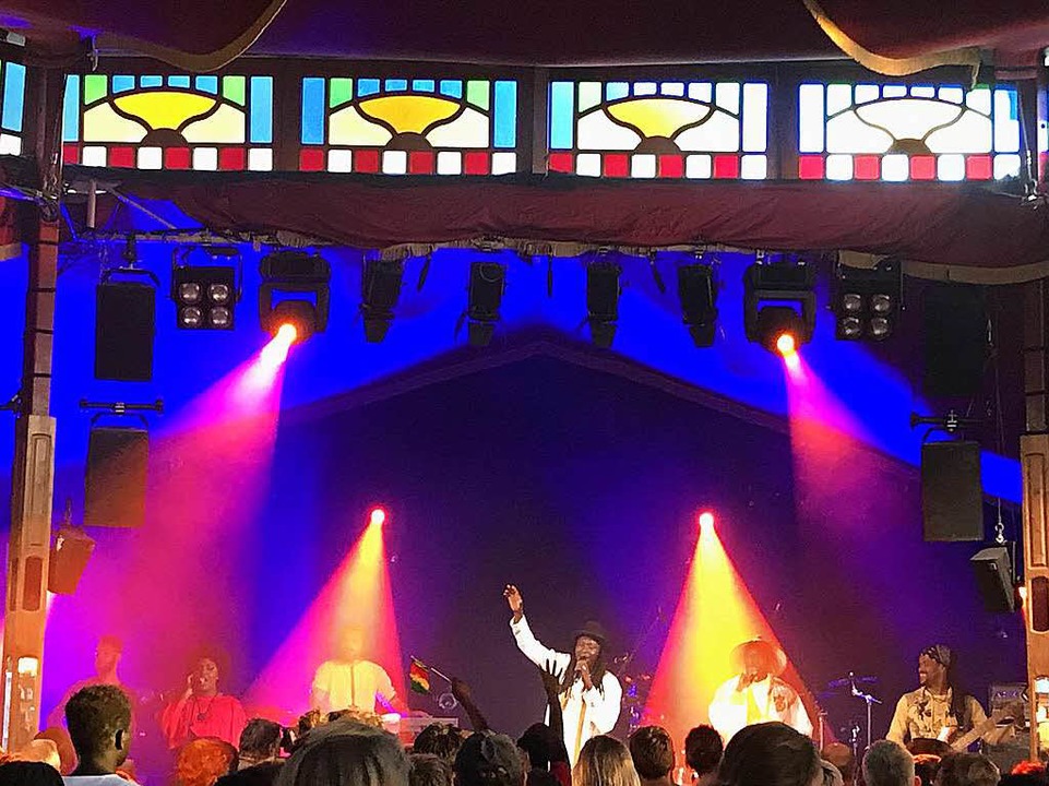 Daara J spielen im Spiegelzelt ein groes Konzert in intimem Rahmen.  | Foto: Bernhard Amelung