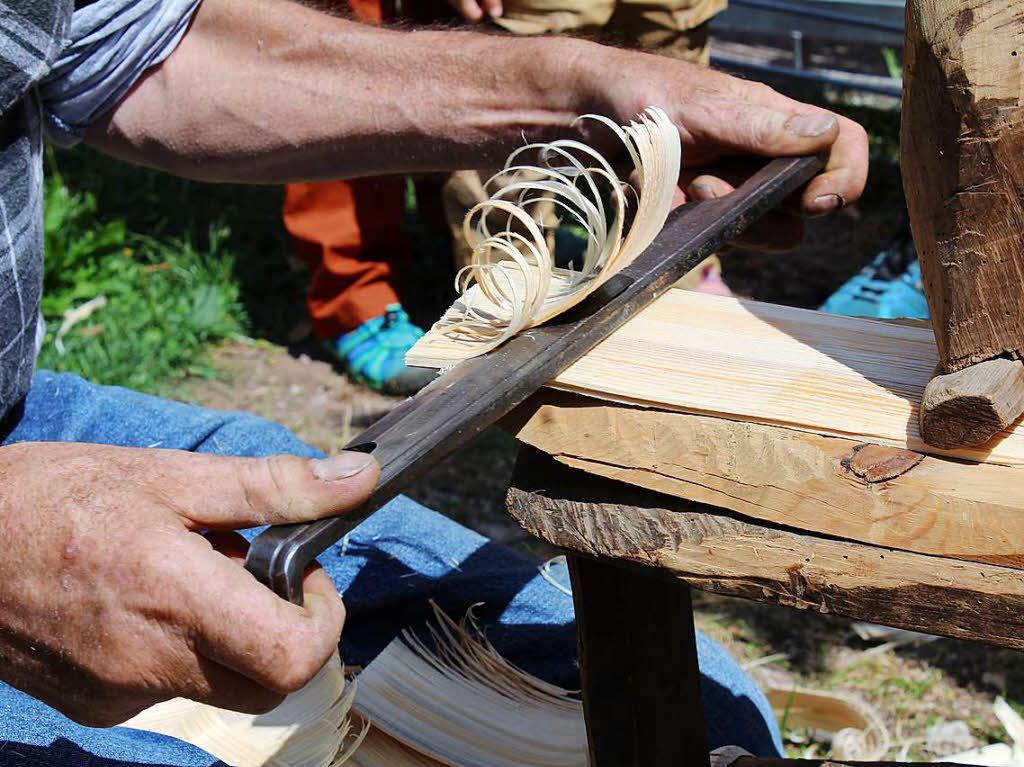 Nur noch selten werden die Holzschindeln von Hand hergestellt