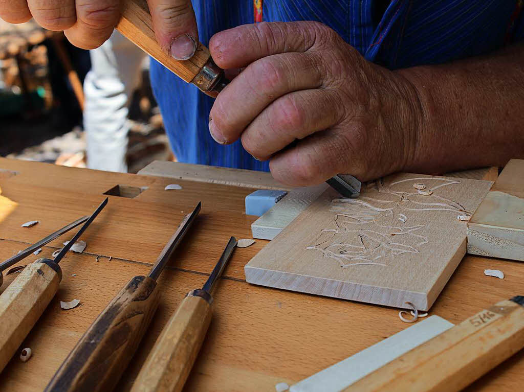 Der Holzschnitzer braucht eine ruhige Hand und scharfe Messer