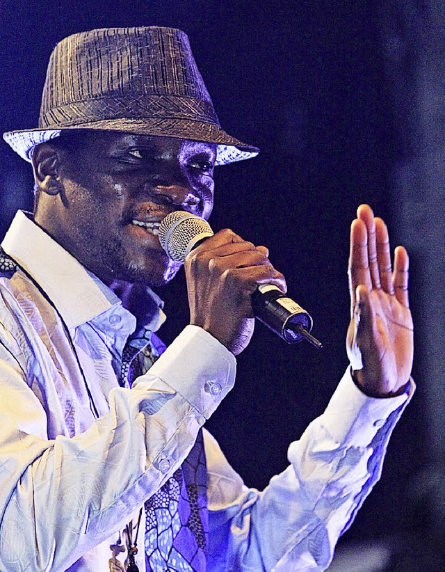 Mokoomba-Snger Mathias Muzaza im Jahr 2016 auf der Bhne in Emmendingen.  | Foto: Patrik Mller