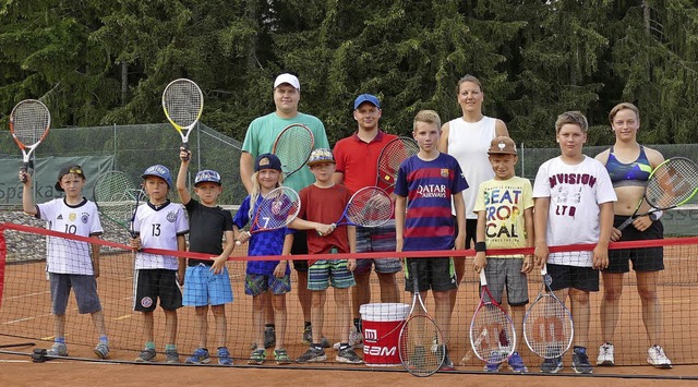 Die Tennisgilde Lffingen kann  wieder...a und Birte Meder (hinten von links).   | Foto: Martin Wunderle