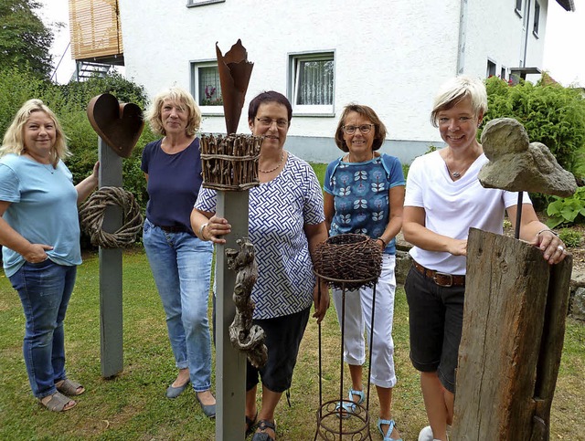 Caro Happle, Anita Meister, Andrea Lau...rke sind vor ihrem Haus zu bewundern.   | Foto: Heidrun Simoneit