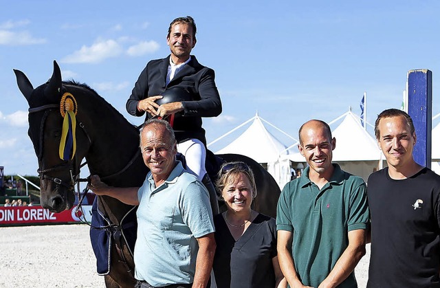 Die Turniermacher Christian, Uschi, Ti...r Pferde, dem schweizer Daniel Etter.   | Foto: Roger Mller