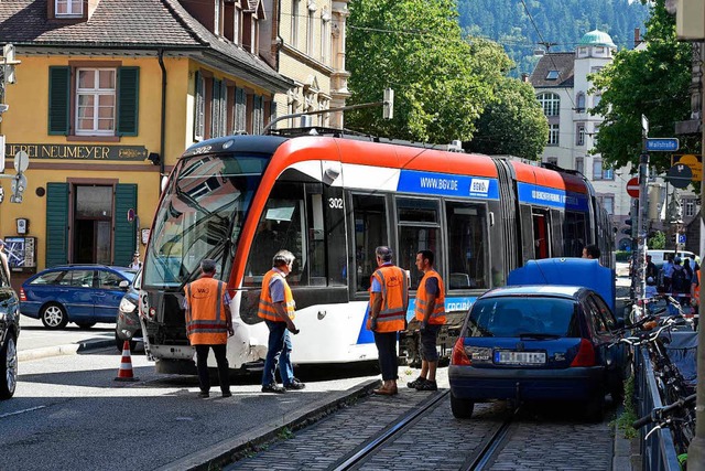 Nach einer Kollision mit einem Renault...e eine Straenbahn am Schwabentorring.  | Foto: Thomas Kunz