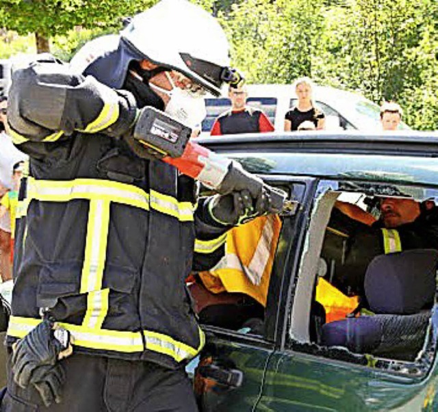 Mit einer Sge wird bei der Schaubung...rwehr Feldberg ein Autodach geffnet.   | Foto: Privat