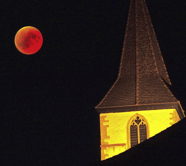 Ungewhnlicher Anblick: der Blutmond ber der Martinskirche  | Foto: Mnch