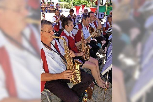 Das Freibier kommt per Pferdegespann zum Dorffest