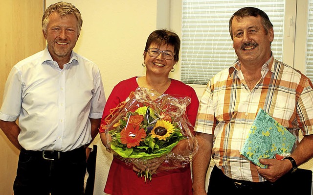 Ein Geschenk gab es von Brgermeister ...ut Schulthei und seine Frau Bettina.   | Foto: Heiner Fabry