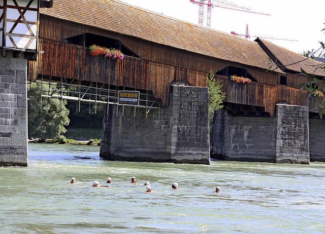 Das Zweibrckenschwimmen in Bad Sckin...erhalb der Holzbrcke beim Kraftwerk.   | Foto: Archivfoto: Jrn Kerckhoff