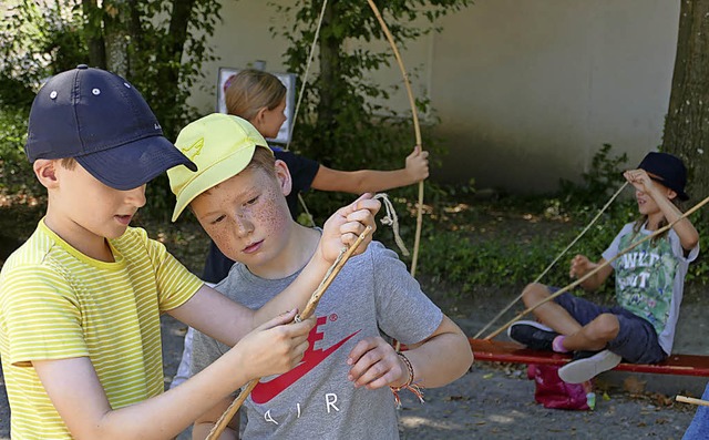 Bogen werden beim  Sommerferienprogramm gebaut.    | Foto: Rutschmann