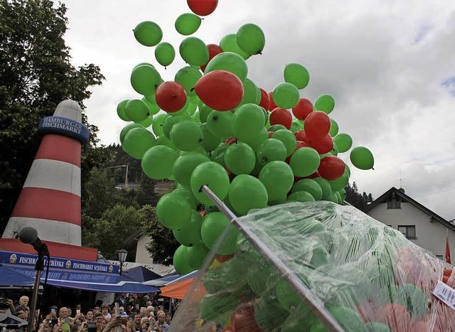 750 Luftballons gingen in Todtmoos in die Luft.  | Foto: Andreas Bhm