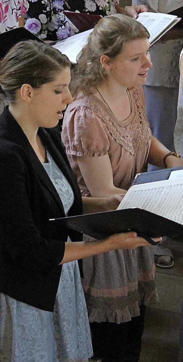Aude Freyburger (vorn) und Lea Sarah M... ihr Soloparts mitten im Chor stehend.  | Foto: Rolf Reimann