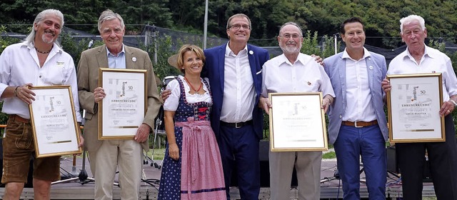 Anlsslich des 50-jhrigen Bestehens d... die Stdtepartnerschaft (von links).   | Foto: Stadt Rheinfelden