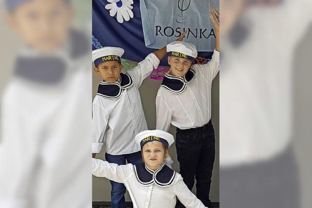 Rosinka-Kinder gehen tanzend in die Ferien