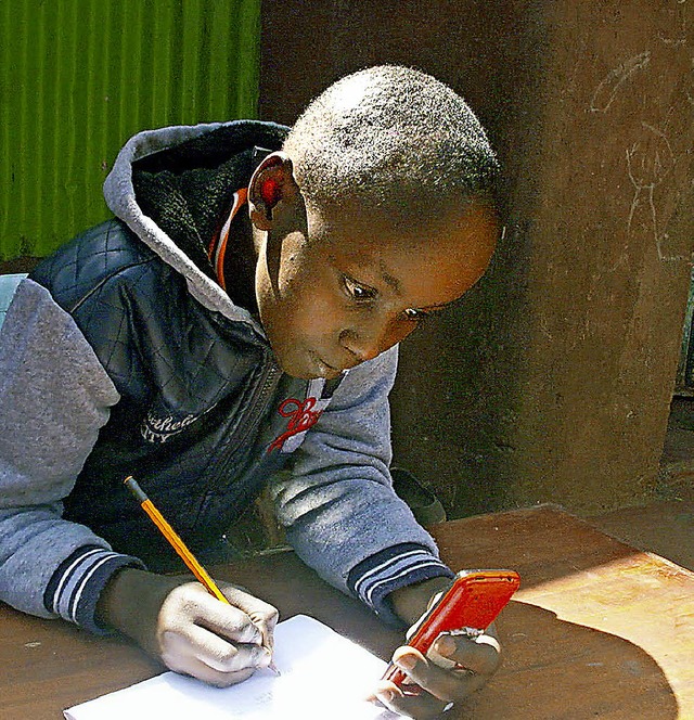 Ein Junge in Kenia lernt mit Hilfe einer App.   | Foto: Arte/Berlin Producers