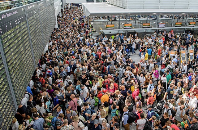 Ratlosigkeit herrschte am Sonntag am Mnchner Flughafen.   | Foto: dpa