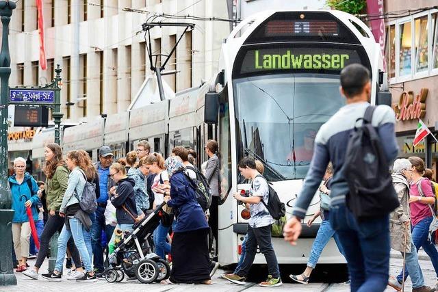 Scheibe einer Straenbahn eingetreten und Fahrer beleidigt – Festnahme